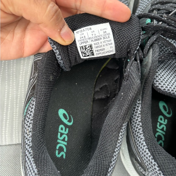 Asics shoes . US 7.5 worn twice. Little small for me. But very comfortable - Picture 2 of 3